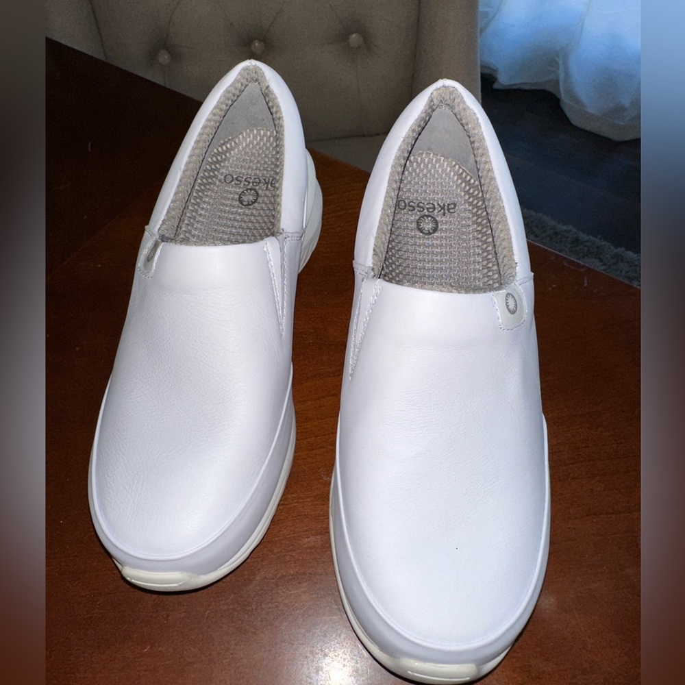NWOT Akesso Women's Helia White Slip On Shoes Size 7W Nursing anti fatigue Shoe